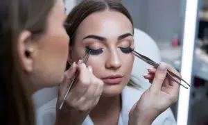 Jak nakładać sztuczne rzęsy, aby uzyskać naturalny efekt bez błędów