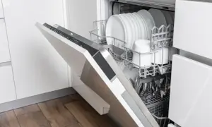 Otwarta zmywarka Electrolux z pełnym koszem naczyń. Wyświetla się błąd i30, wskazujący na problem z odprowadzaniem wody.