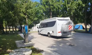 Wohnmobil auf einem Campingplatz, gute Bratislava Tipps für Camper.