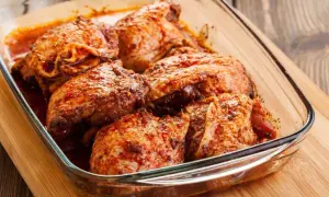 Saftiges putenfleisch marinieren in einer Glasform, bereit zum Braten.