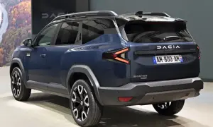 Dacia Bigster w kolorze granatowym, z charakterystycznymi światłami LED. Zapowiedź przyszłych silników dla tego modelu.