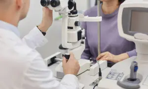 Okulista bada pacjentkę, która może mieć neuropatię nerwu wzrokowego.