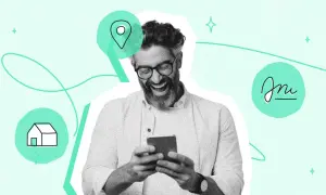 Uomo sorridente con smartphone, icone di casa, posizione e firma. Forse una soluzione per il preavviso sfratto affitto?
