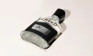 Elegancka butelka perfum Aventus Creed z czarną opaską i wizerunkiem jeźdźca.