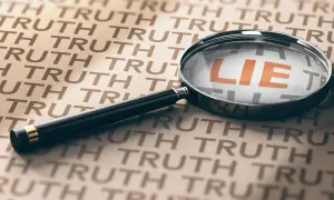Lupa ujawnia słowo "kłamstwo" wśród powtarzającego się "prawda". Czy mitomania jest dziedziczna?