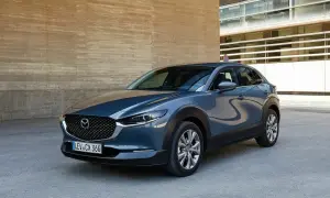 Elegancka Mazda CX-30 w szarym kolorze. Choć piękna, warto znać jej potencjalne wady przed zakupem.