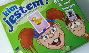 Gra "Kim jestem?" to świetna zabawa dla całej rodziny! Na zielonym tle widać wesołe postacie z kartami na głowach.