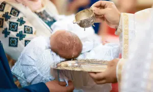 Chrzest święty to początek nowej drogi. Woda obmywa niemowlę, symbolizując oczyszczenie i dar łaski.