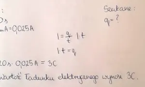 Obliczenia ładunku elektrycznego (q) na podstawie wzoru na natężenie prądu (I=q/t). Dane: t=120s, I=0,025A. Wynik: q=3C.