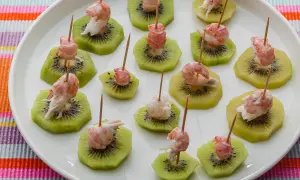 Verrine langoustine sur rondelles de kiwi, une bouchée fraîche et colorée.