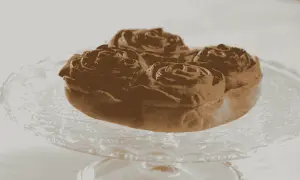 Pitta nchiusa, un dolce invitante a forma di rosa, servito su un piatto di vetro.