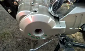 Fragment silnika motocykla Romet z widocznym gwintowanym otworem.