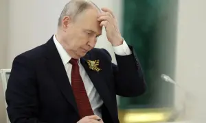 Putin w zamyśleniu, z ręką na czole. Wiek i doświadczenie malują się na jego twarzy.