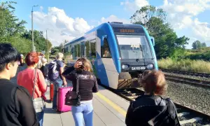 Ludzie czekają na pociąg do Darłowa. To może być odpowiedź na pytanie jak dojechać ze Sławna do Darłówka.