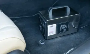 Generator ozonu w samochodzie, gotowy do ozonowania wnętrza. Czyste powietrze w pojeździe to podstawa.