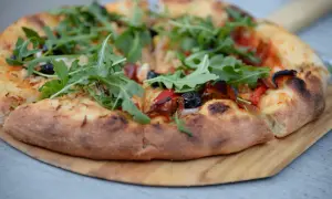Jak rozciągnąć ciasto na pizzę - unikaj najczęstszych błędów