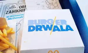 Burger Drwala w McDonald's! Frytki i pudełko z napisem "BURGER DRWALA" w niebieskiej tacy.