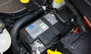 Czy alternator może rozładować akumulator na postoju? Oto prawda!