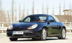 Czarny Porsche Boxster 986 z beżowym wnętrzem, gotowy na wiosenne przejażdżki.