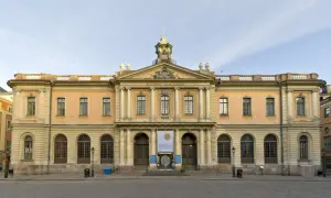 Nobelpriset Museum i Stockholm, en ståtlig byggnad med gul fasad och klassisk arkitektur.