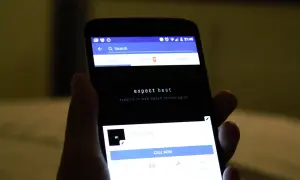 Osoba przegląda profil "Expect Best" na Facebooku, szukając informacji, jak utworzyć nowy profil na Facebooku.
