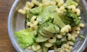 Piatto di pasta con lattuga bollita, un contorno semplice e salutare.