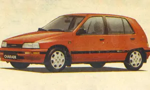 Czerwony Daihatsu Charade z lat 90. z napisem "CHARADE" na przednim zderzaku.