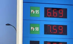 Cena benzyny Pb 95 (6.69) i Pb 98 (7.59) na tablicy informacyjnej stacji paliw.
