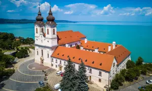 Opactwo na Półwyspie Tihany, gdzie nad Balatonem rozpościera się błękitne niebo i turkusowa woda.