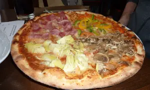 En pizza quattro med skinka, kronärtskocka, paprika och champinjoner. En klassiker som passar alla smaker.