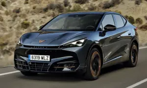 Ciemnoszary Cupra Tavascan jedzie po drodze. Sprawdź, jaka jest cupra tavascan cena.