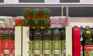 Botellas de aceite de oliva en estanterías. Las desventajas del aceite de oliva, como su precio, pueden ser un factor a considerar al comprar.