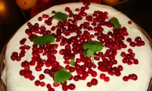 En krämig pepparkakscheesecake toppad med färska lingon och myntablad. En härlig juldessert!