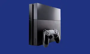 Czarna konsola PlayStation 4 z kontrolerem DualShock 4 na niebieskim tle.