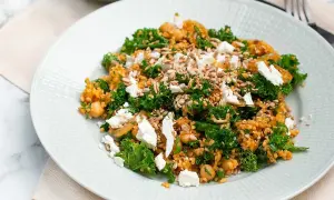 En smakrik bulgursallad till grillat, med grönkål, kikärtor och fetaost. Toppad med solrosfrön.