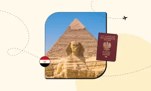 Piramide i Sfinks w Egipcie, obok polski paszport. Czy do Egiptu potrzebny jest paszport? Tak, aby podróżować do Egiptu, potrzebny jest paszport.