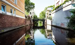 Kanal mit Brücke, reflektiert im Wasser. Ein idyllischer Blick auf den Alster Jungfernstieg, Hamburg.