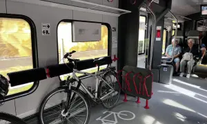 Rower czeka na podróż. W pociągu są specjalne miejsca, by łatwo go przewieźć.