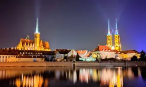 Beleuchtete Kathedralen spiegeln sich im Wasser. Ein perfekter Anblick nach einer Wrocław free walking tour.