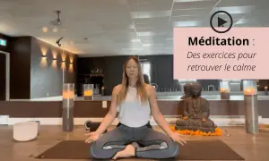 Femme méditant en posture du lotus, entourée d'une ambiance zen. Un mantra bien-être pour retrouver le calme intérieur.
