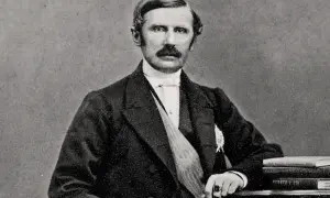 Johan August Gripenstedt, en svensk politiker, porträtterad i mörk kostym med en vit skjorta och slips.