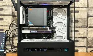 Wnętrze komputera PC z kartą graficzną Gigabyte GeForce RTX. Widoczne wentylatory i okablowanie. Dowiedz się, jak podłączyć podzespoły.