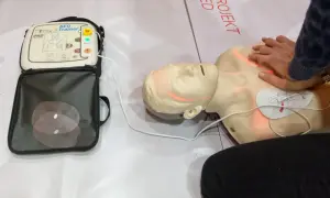 Ćwiczenie RKO na fantomie z użyciem AED.