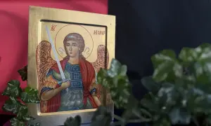 Ikona przedstawia archanioła Michała z mieczem w dłoni, w zbroi i z rozwianymi skrzydłami.