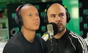 Nicolas Lunabba och Elijah i studion, redo för sändning.