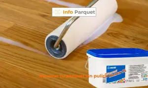 Rodillo aplicando producto para recuperar parquet blanquecino. Cubo de Mapei Ultracoat Renew FL.