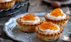 Små, läckra tarteletter med krämig fyllning och aprikosgelé. Perfekta för att inspireras av italienska bakverk recept.