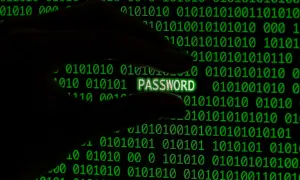 Dłoń trzyma świecący napis PASSWORD na tle zielonego kodu binarnego. To hasło 8-znakowe.