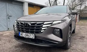 Szary Hyundai Tucson z charakterystycznym grillem i światłami LED. Sprawdź aktualną hyundai tucson cena.