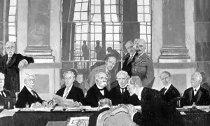 Män i kostym och militäruniform samlade vid ett bord, en scen som skildrar freden i Versailles.
